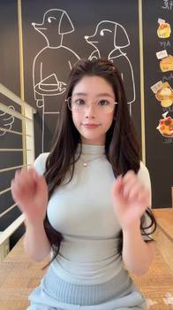 你说可爱不可爱！手势舞虽然跳的一般但她是&ldquo;椰子&rdquo;😍