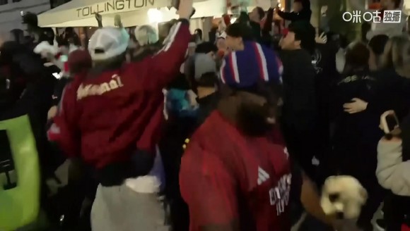 镜头给到酋长球场外庆祝夺冠的枪迷！詹俊＆张路：22年，不容易啊【独家看英超就在咪咕】